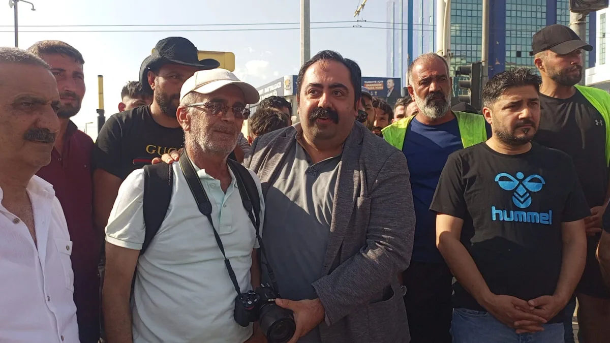 PARALARINI ALAMAYAN İŞÇİLER EYLEM YAPTI