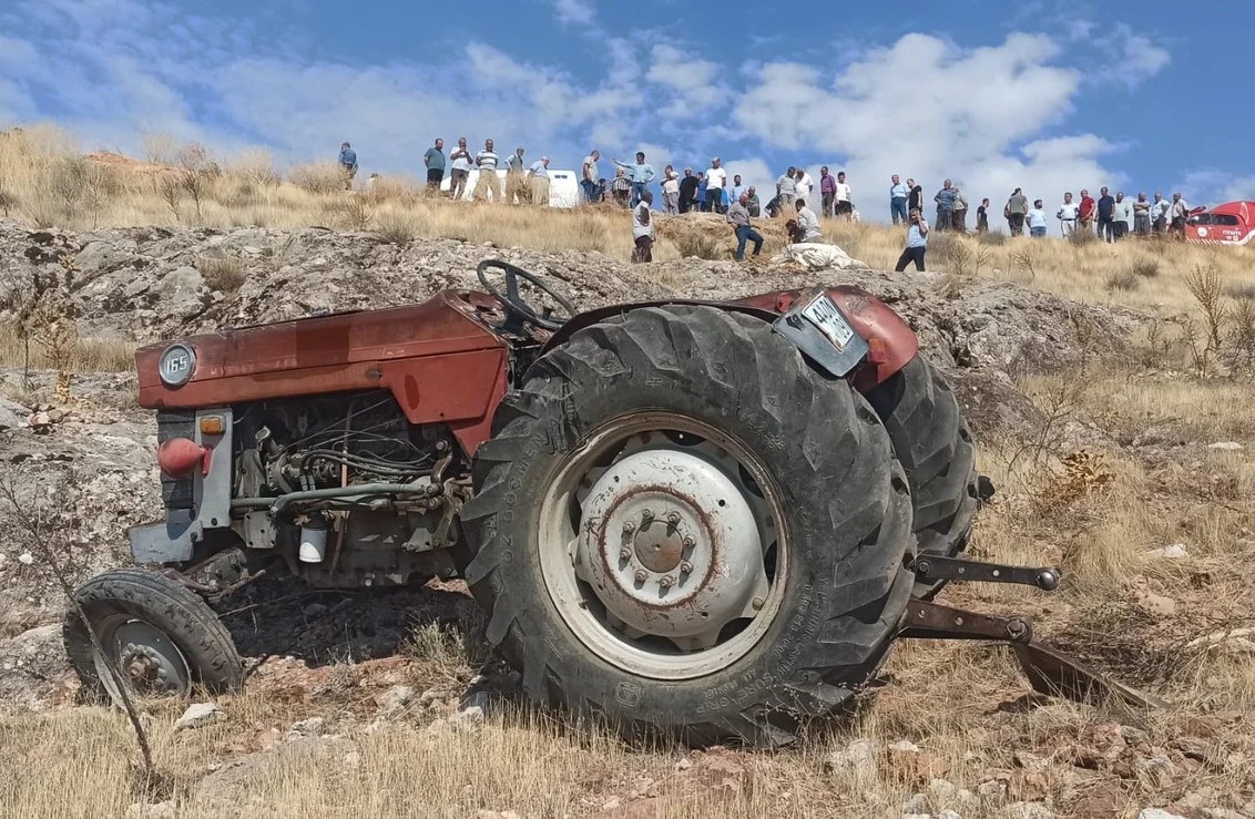 TRAKTÖR DEVRİLDİ : 1 ÖLÜ