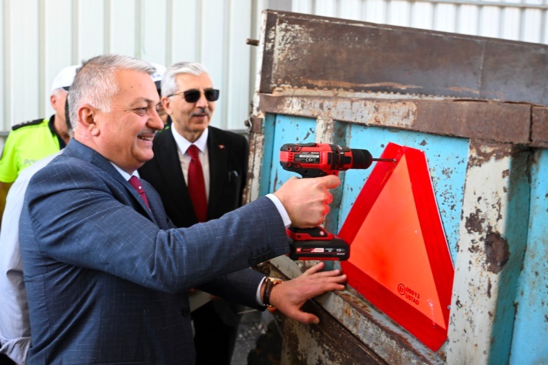 Traktör Sürücülerine Yönelik Reflektör Dağıtımı Yapıldı