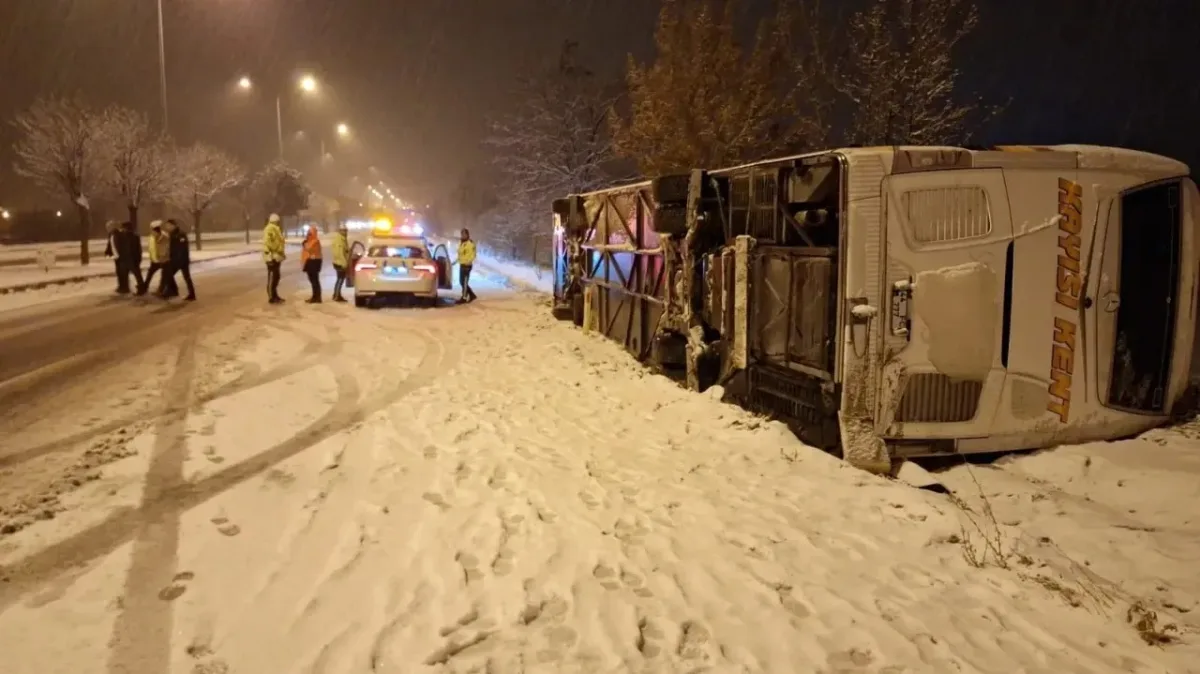 Malatya Yolcu Otobüsü Nevşehir'de Devrildi : Yaralılar var!