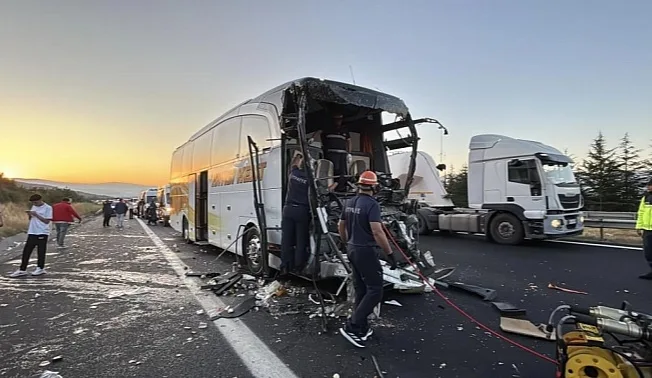 Malatya Otobüsü Kamyona Çarptı, 1 Ölü 10 Yaralı
